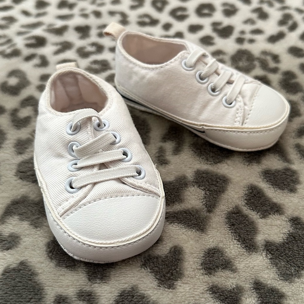 Old Navy Infant Sneakers Size 3-6 months